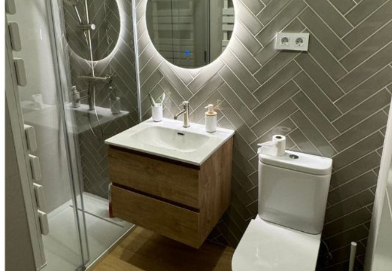Baño reformado en Gandía con plato de ducha y espejo retroiluminado